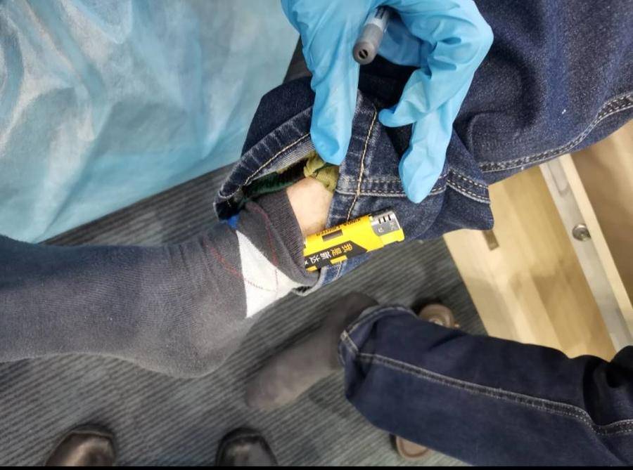 这位旅客登机安检为啥走路姿势很奇怪打火机竟然藏进袜子