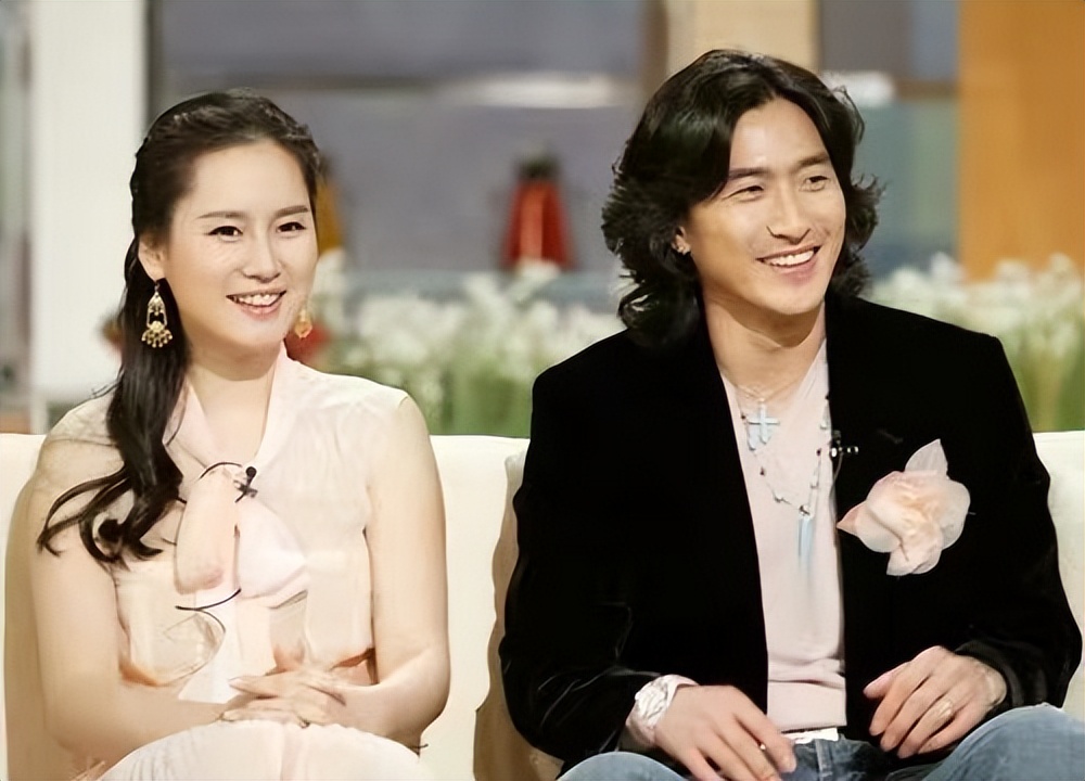 安贞焕和美丽的妻子参加女儿毕业典礼李惠媛还是那么漂亮温柔