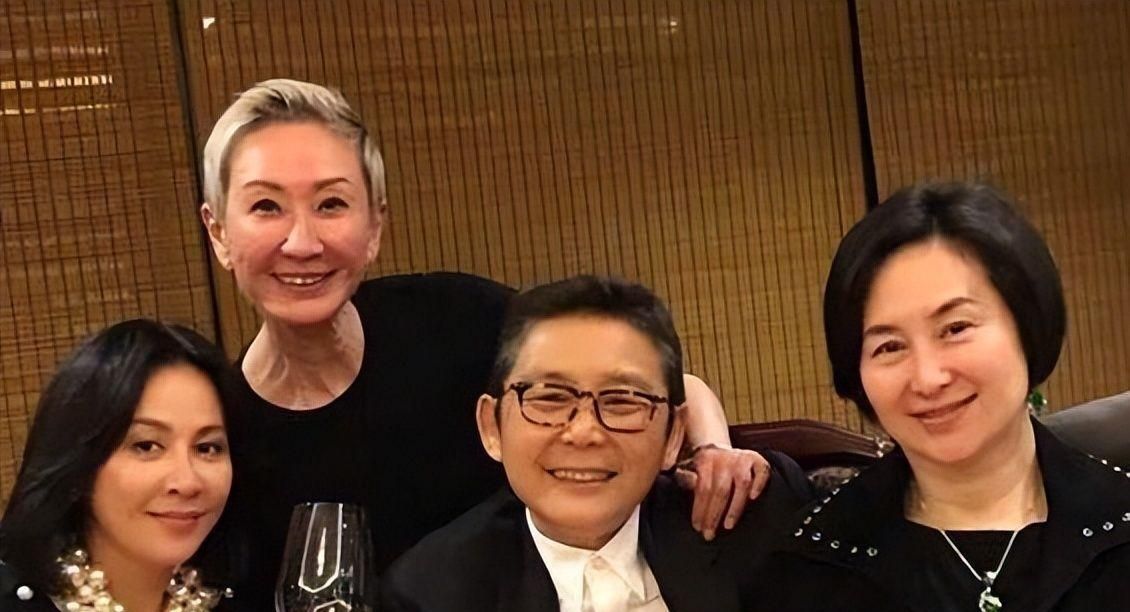 59岁何超琼和俞琤罕见同框打扮精致气质优雅两人同框画面温馨