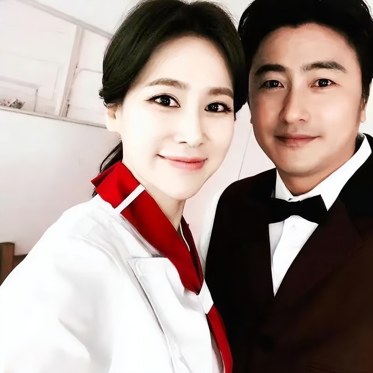 安贞焕和美丽的妻子参加女儿毕业典礼李惠媛还是那么漂亮温柔