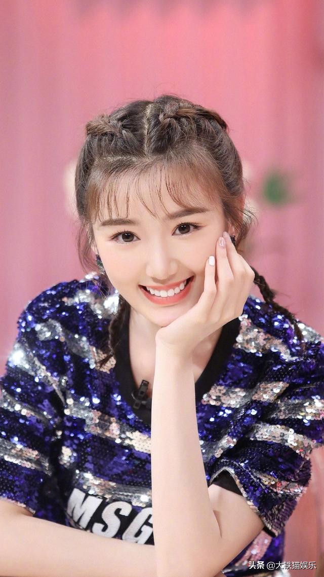 连拍证件照都会被工作人员要求摘美瞳,实际她是天生的又大又黑的瞳仁