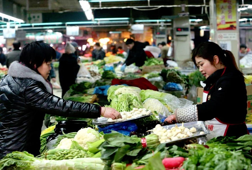 南方菜市场，服务堪称五星级酒店，顾客是上帝，土豆削皮玉米剥粒休闲区蓝鸢梦想 - Www.slyday.coM