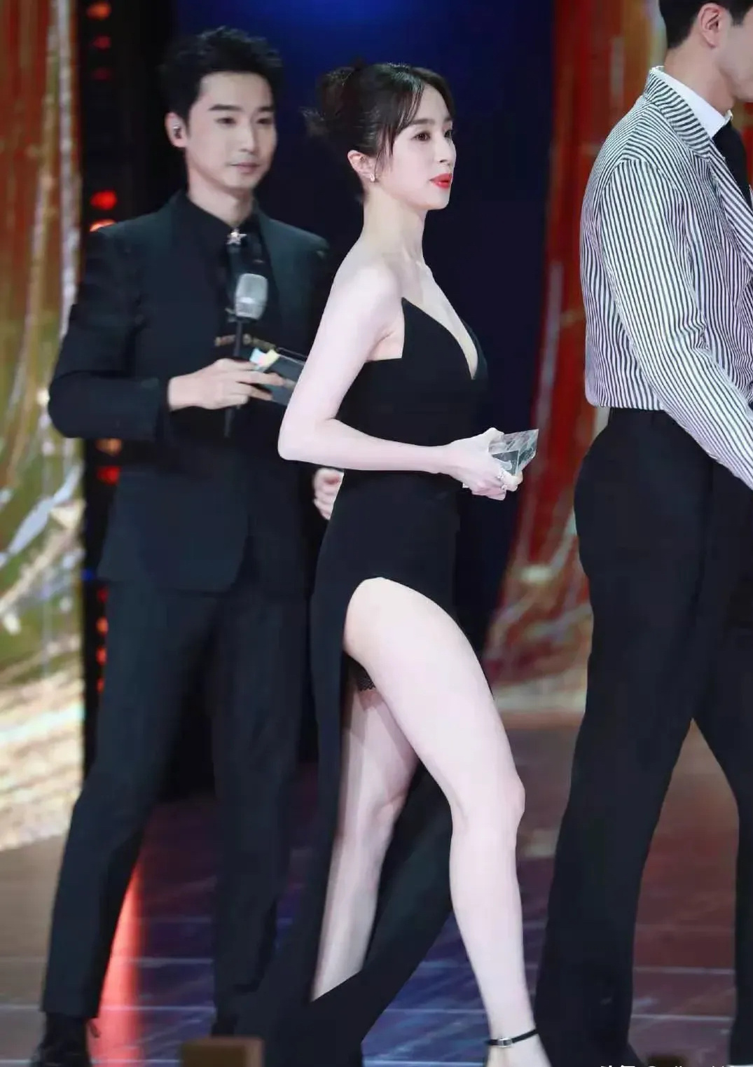 胡冰卿这件礼服绝对是个舞裙的款式