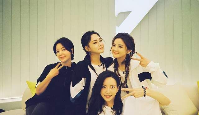 《乘风破浪》:同样是担任队长,为何阿雅圈粉,而于文文却被吐槽休闲区蓝鸢梦想 - Www.slyday.coM 《乘风破浪》:同样是担任队长,为何阿雅圈粉,而于文文却被吐槽休闲区蓝鸢梦想 - Www.slyday.coM