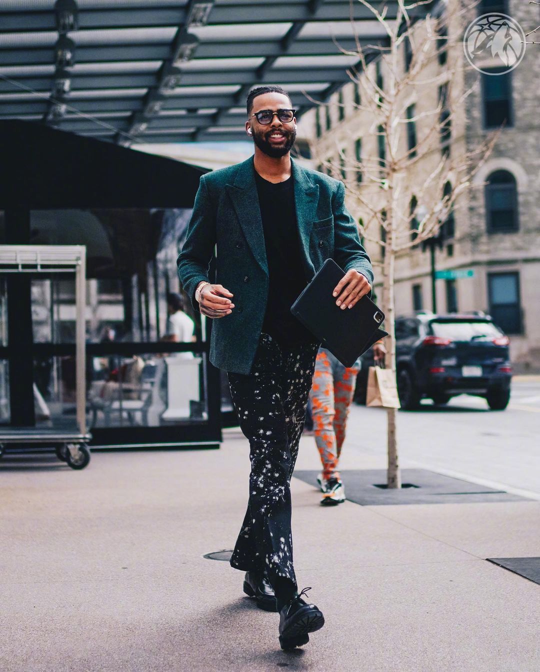 拉塞尔的穿衣真的挺有格调的