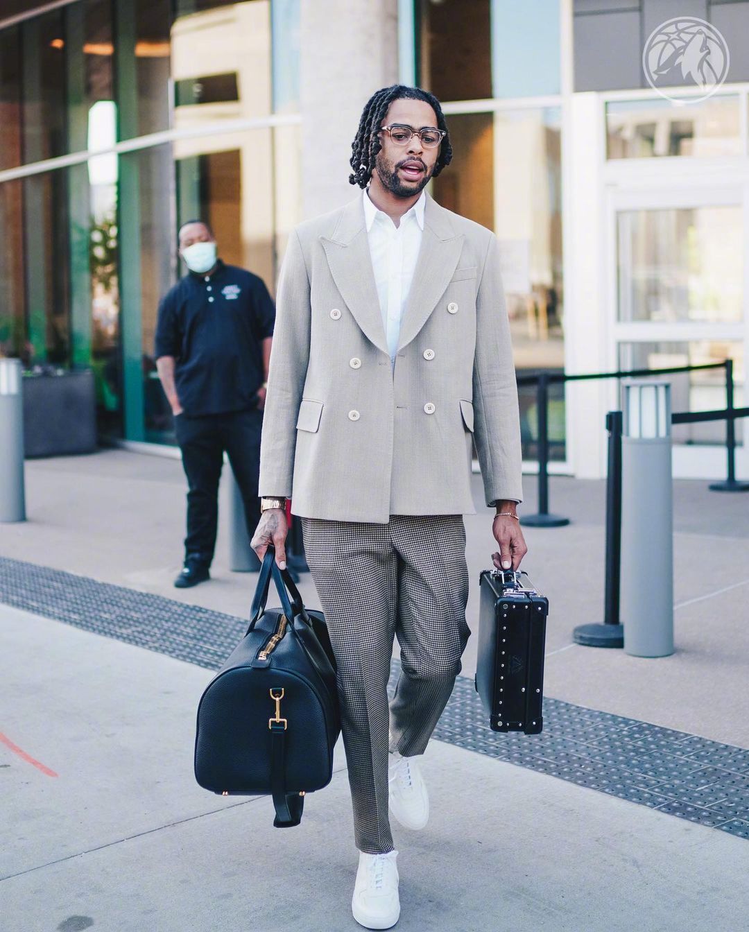 拉塞尔的穿衣真的挺有格调的