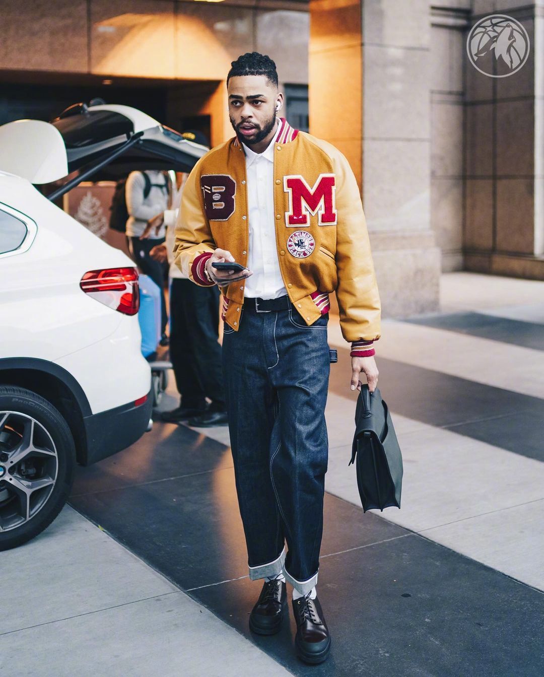 拉塞尔的穿衣真的挺有格调的