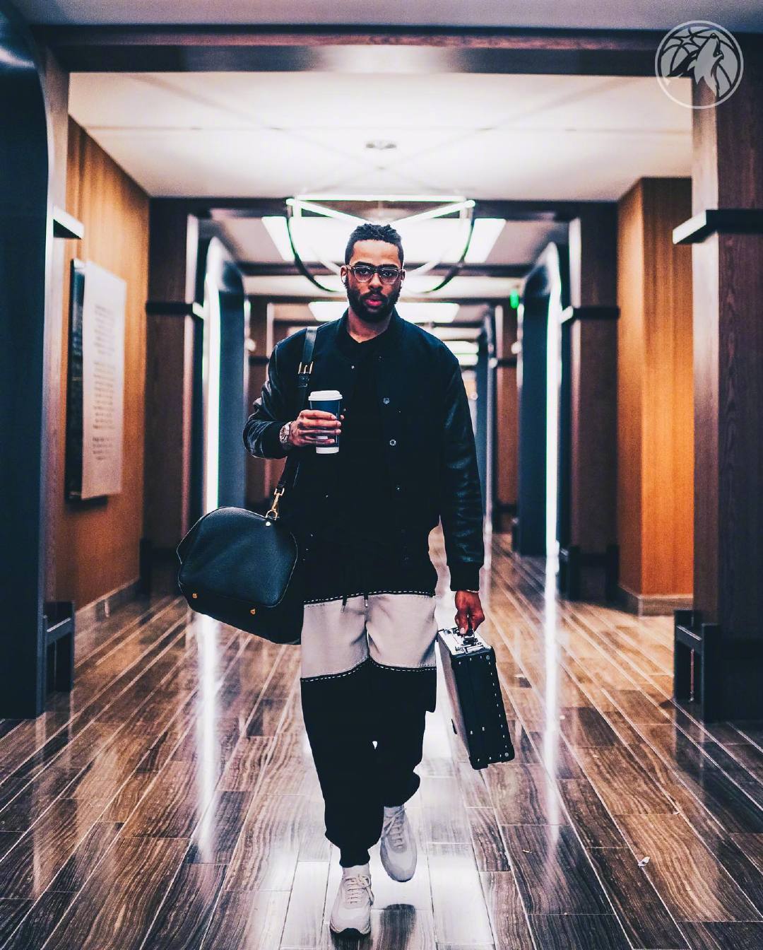 拉塞尔的穿衣真的挺有格调的