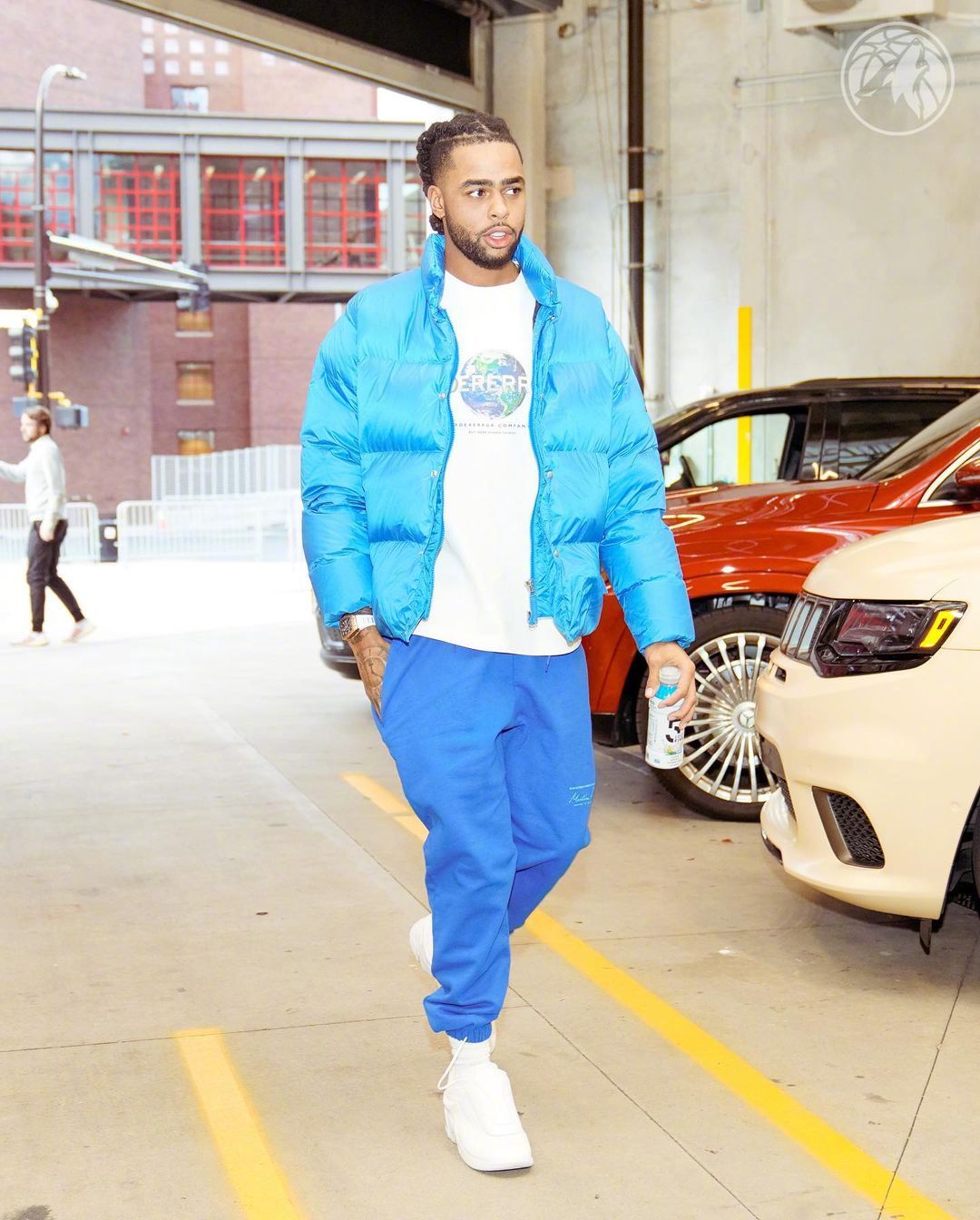 拉塞尔的穿衣真的挺有格调的