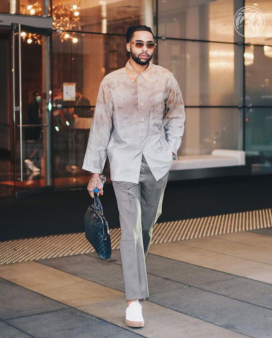 拉塞尔的穿衣真的挺有格调的