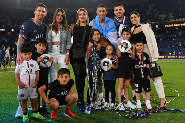 个儿子和妻子安东内拉进场,非常幸福,一家五口还完成了最新一版全家福