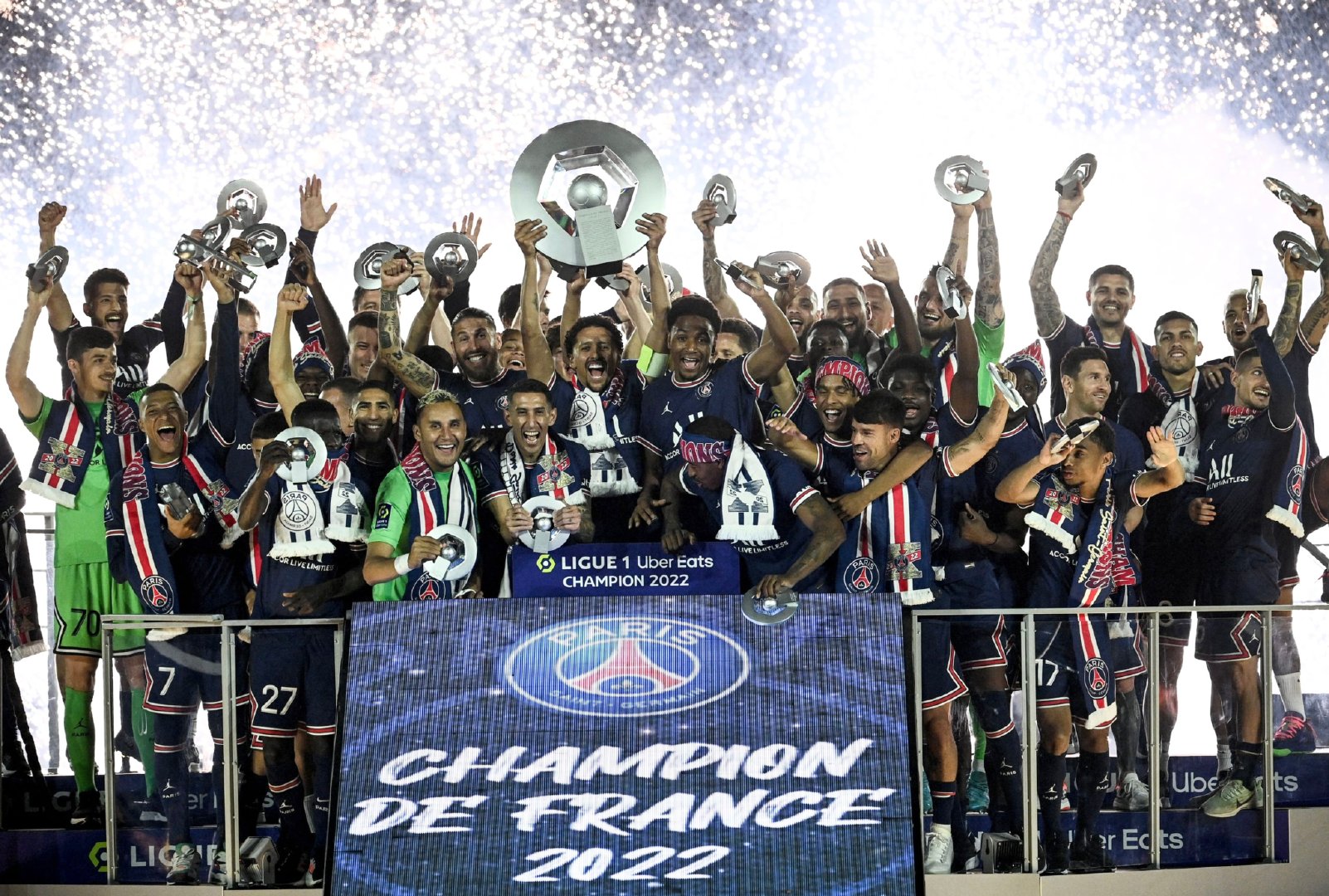 巴黎法甲冠军捧杯时刻