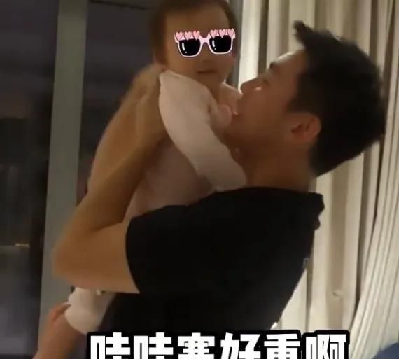 苗苗晒老公郑恺回家vlog,一家团聚画面超有爱,Ana见爸爸笑不停休闲区蓝鸢梦想 - Www.slyday.coM 苗苗晒老公郑恺回家vlog,一家团聚画面超有爱,Ana见爸爸笑不停休闲区蓝鸢梦想 - Www.slyday.coM