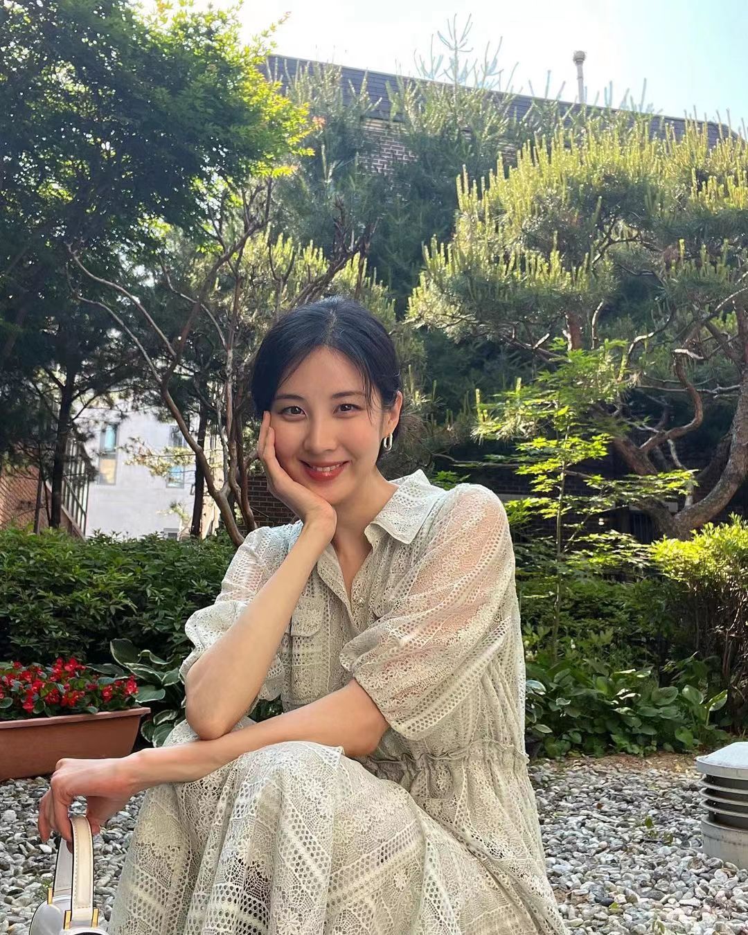 少女时代忙内徐贤近照浅色连衣裙彰显女神气质清新的视觉效果