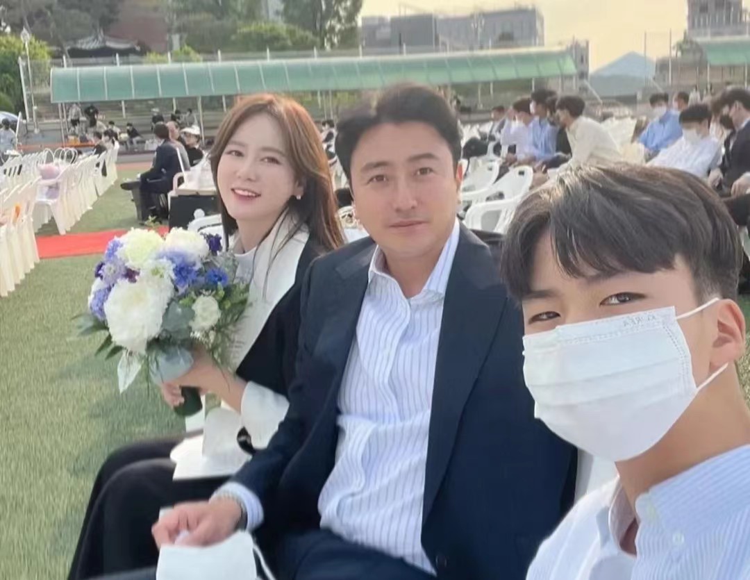 安贞焕和美丽的妻子参加女儿毕业典礼李惠媛还是那么漂亮温柔
