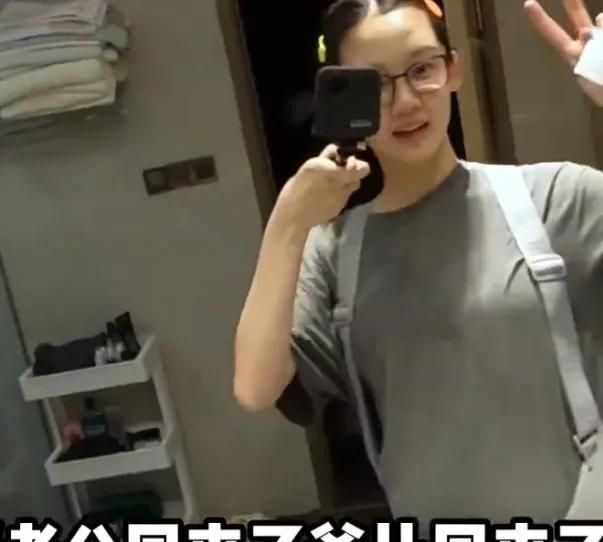 苗苗晒老公郑恺回家vlog,一家团聚画面超有爱,Ana见爸爸笑不停休闲区蓝鸢梦想 - Www.slyday.coM 苗苗晒老公郑恺回家vlog,一家团聚画面超有爱,Ana见爸爸笑不停休闲区蓝鸢梦想 - Www.slyday.coM