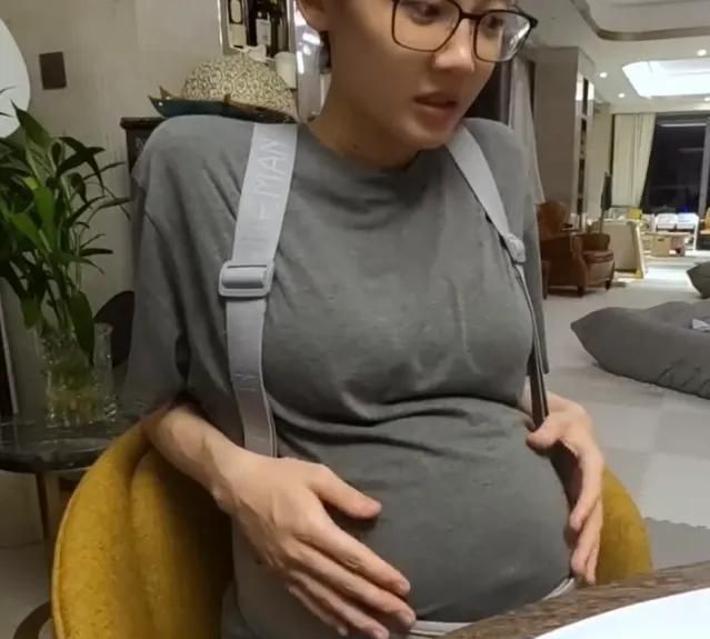 苗苗晒老公郑恺回家vlog,一家团聚画面超有爱,Ana见爸爸笑不停休闲区蓝鸢梦想 - Www.slyday.coM 苗苗晒老公郑恺回家vlog,一家团聚画面超有爱,Ana见爸爸笑不停休闲区蓝鸢梦想 - Www.slyday.coM