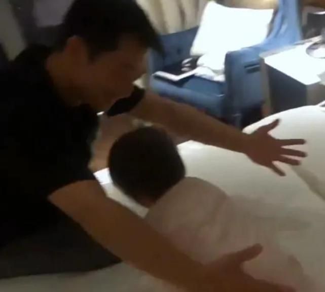 苗苗晒老公郑恺回家vlog,一家团聚画面超有爱,Ana见爸爸笑不停休闲区蓝鸢梦想 - Www.slyday.coM 苗苗晒老公郑恺回家vlog,一家团聚画面超有爱,Ana见爸爸笑不停休闲区蓝鸢梦想 - Www.slyday.coM