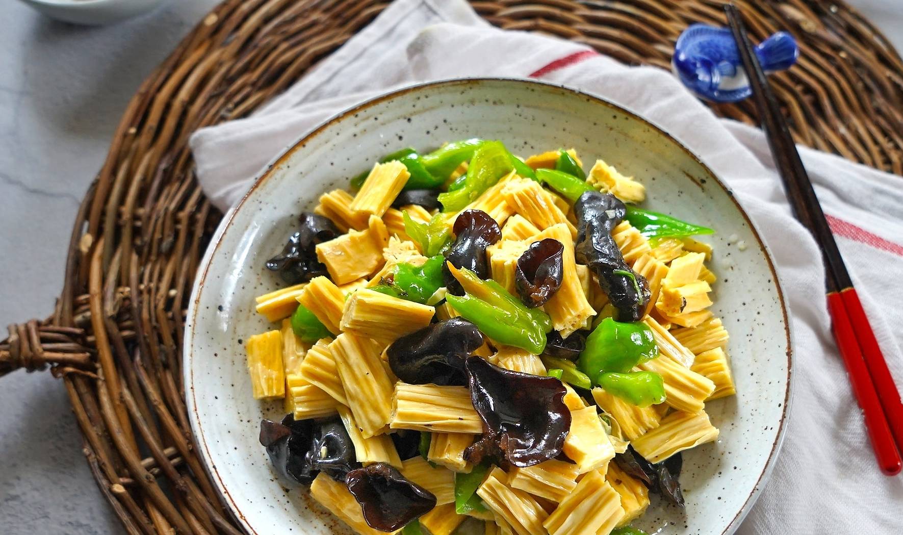 美味的青椒炒腐竹