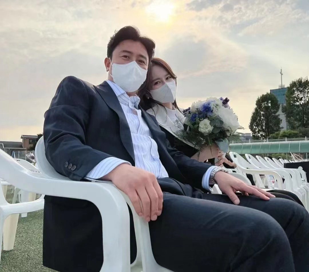 安贞焕和美丽的妻子参加女儿毕业典礼李惠媛还是那么漂亮温柔