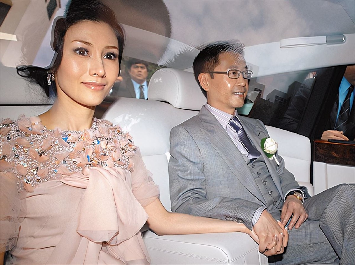 李嘉欣大病初愈过生日坐c位皮肤水嫩富豪老公油光满面略沧桑