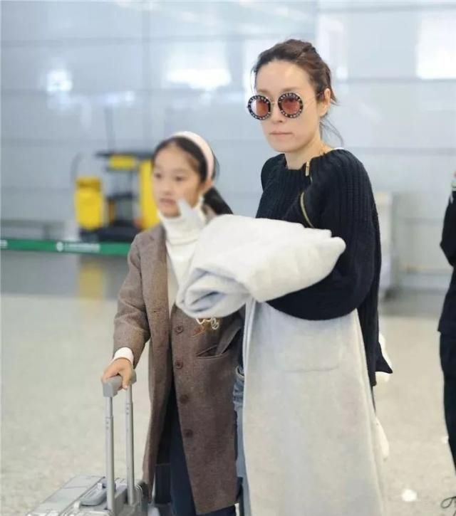 马伊琍大女儿染紫发涂红唇刻意装成熟才14岁都比妈妈漂亮了