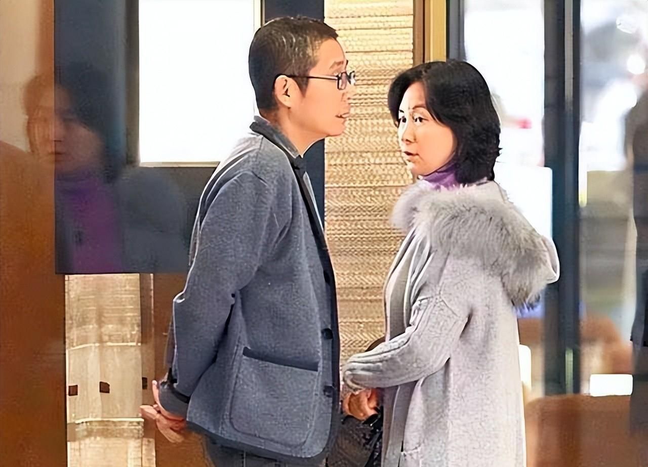 59岁何超琼和俞琤罕见同框打扮精致气质优雅两人同框画面温馨