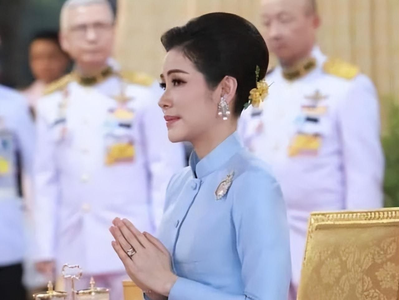 诗妮娜单人海报出炉,双手合十祈祷复宠,泰王承认还是