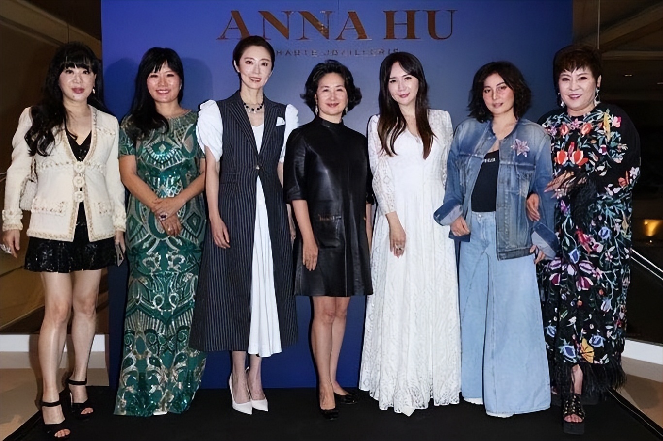 何超仪跟何超琼出席活动姐妹俩相差12岁身材差距一目了然