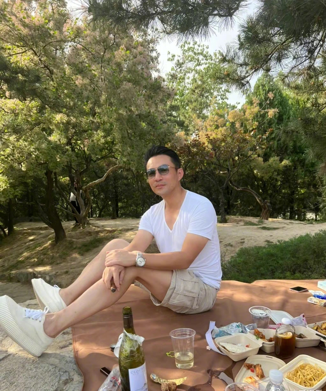 21日汪小菲在微博晒出野餐照两人疑似五一期间一同出游