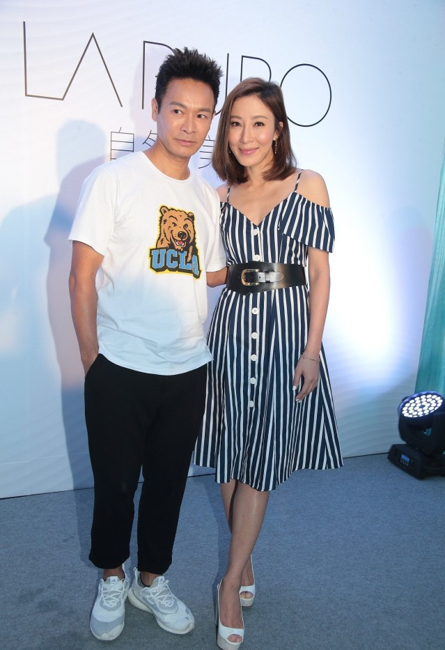 杨怡和小8岁汤洛雯同框,看不出年龄差,穿露肩裙身材娇小似少女__财经