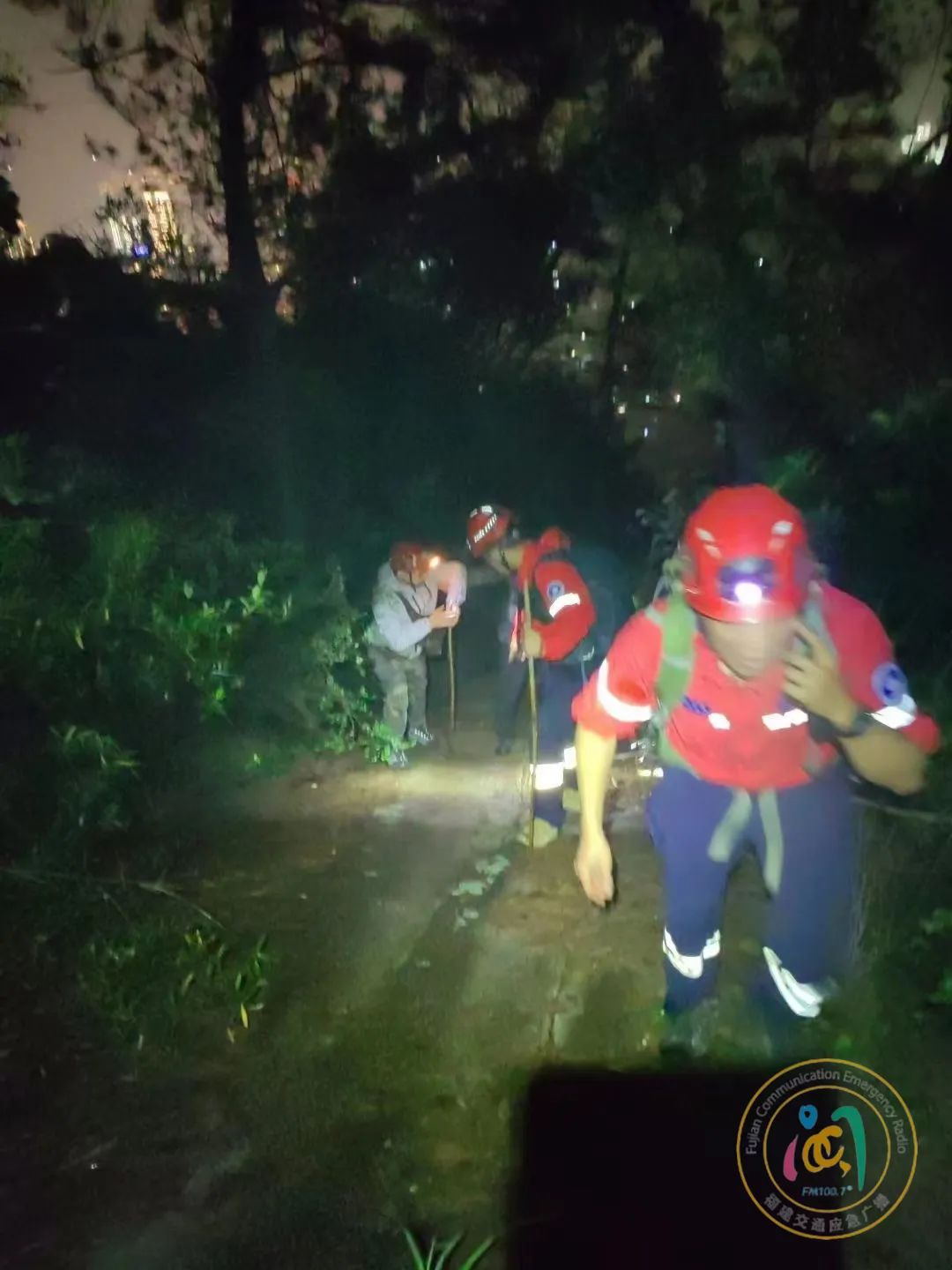 惊险！福州一男子从20多米高悬崖滑坠休闲区蓝鸢梦想 - Www.slyday.coM