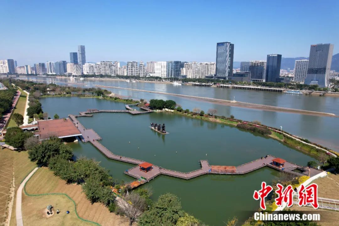 近年来，福州大力打造的闽江两岸湿地公园成为市民休闲好去处。中新社记者 王东明 摄