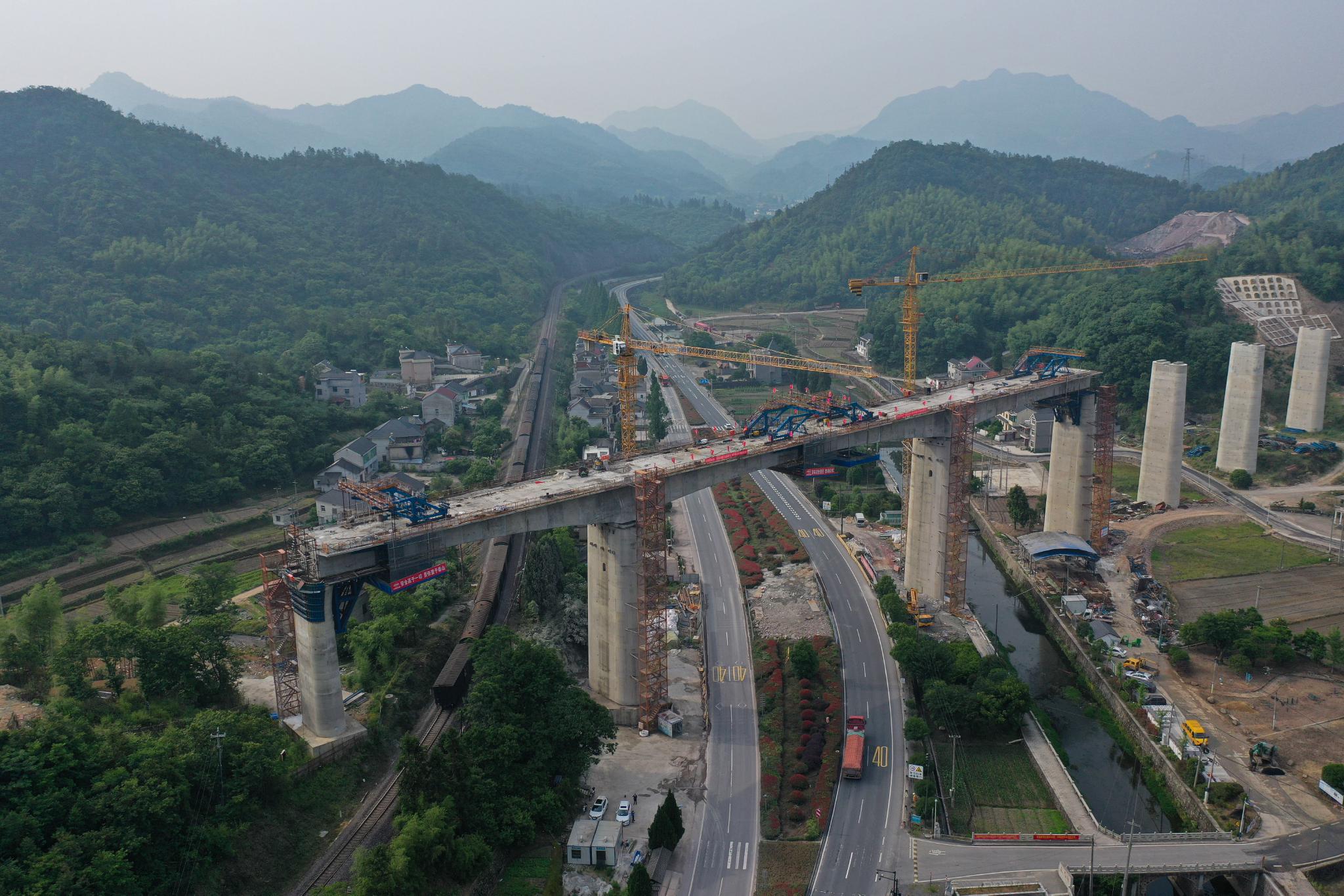 浙江杭衢铁路跨金千铁路特大桥连续梁合龙