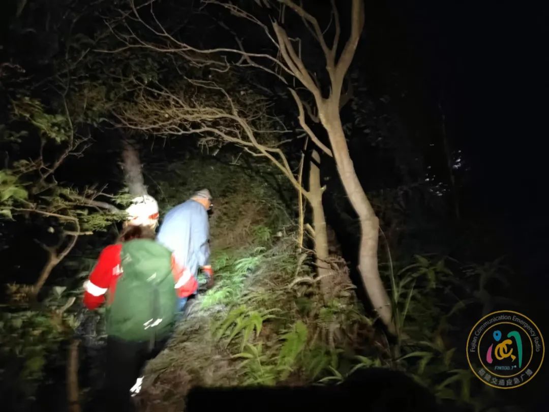 惊险！福州一男子从20多米高悬崖滑坠休闲区蓝鸢梦想 - Www.slyday.coM