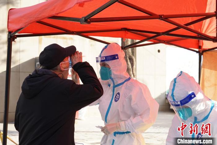 图为老人进行核酸检测。　马铭言 摄