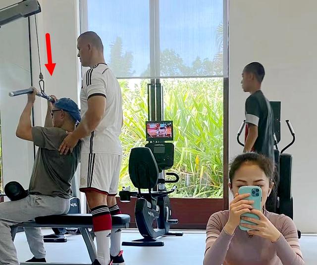 确实,常常有网友在健身房偶遇姜文,足见他对自己要求之高.