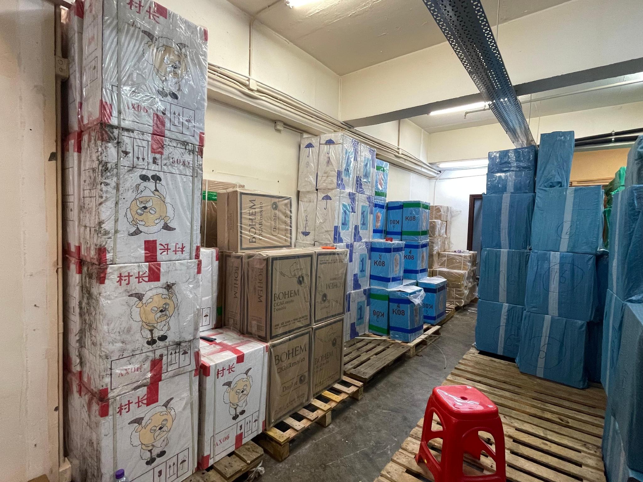 香港海关破21年来最大宗私烟仓库案涉7700万港元拘3人