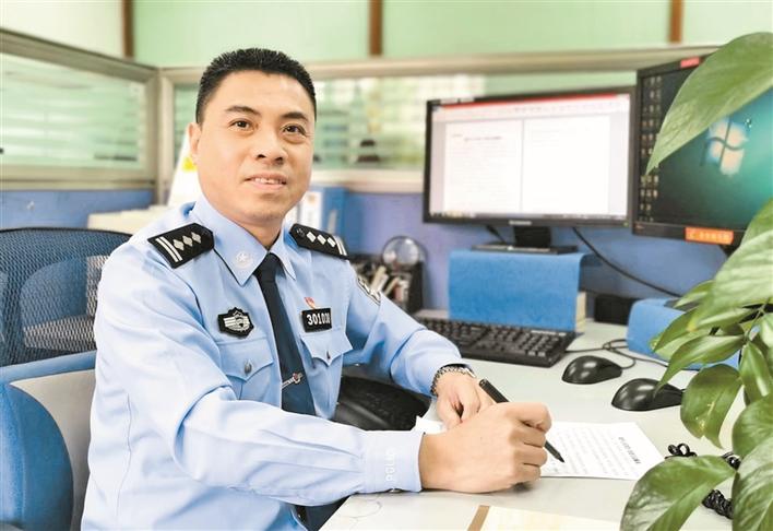 特报40年撰稿人代表黄俊生与记者并肩作战擦亮国门名片