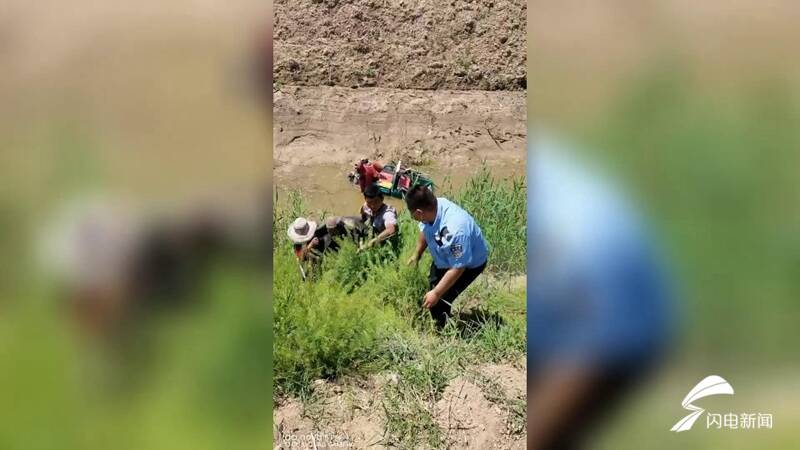 新时代美德山东｜高唐七旬老人骑车摔进河沟，村民、民警接力救援很暖心