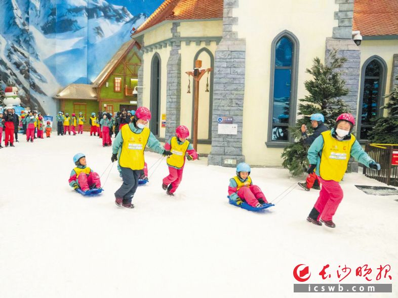 全家上阵，挑战“雪上小铁人三项”！湘江欢乐城推出形式多样的冰雪运动休闲区蓝鸢梦想 - Www.slyday.coM