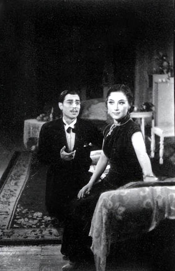 话剧《日出》 饰 张乔治(左)话剧《三剑客》 饰 白金汉公爵话剧《万水