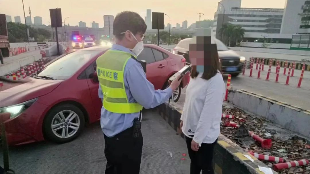 女子凌晨和男友吵架摔门而出！开车上金琴快线出事被抓……休闲区蓝鸢梦想 - Www.slyday.coM