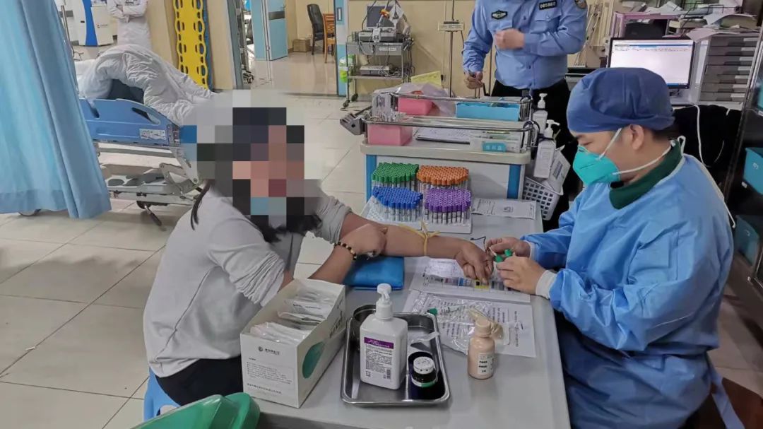 女子凌晨和男友吵架摔门而出！开车上金琴快线出事被抓……休闲区蓝鸢梦想 - Www.slyday.coM