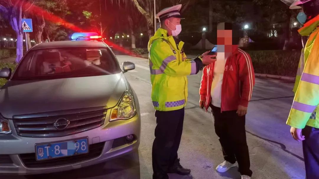 女子凌晨和男友吵架摔门而出！开车上金琴快线出事被抓……休闲区蓝鸢梦想 - Www.slyday.coM