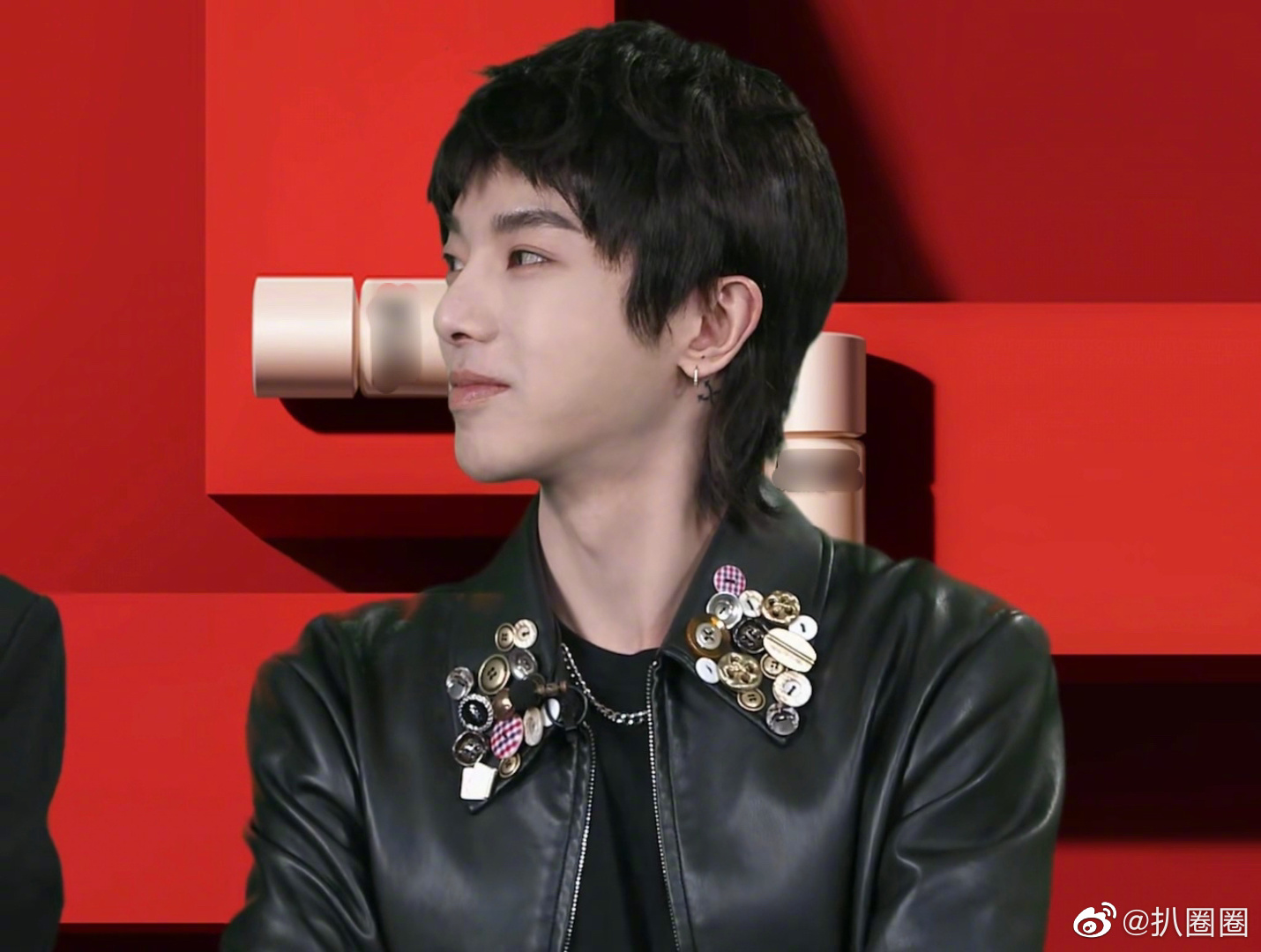 华晨宇直播截图今晚直播中华晨宇黑色短发造型现身