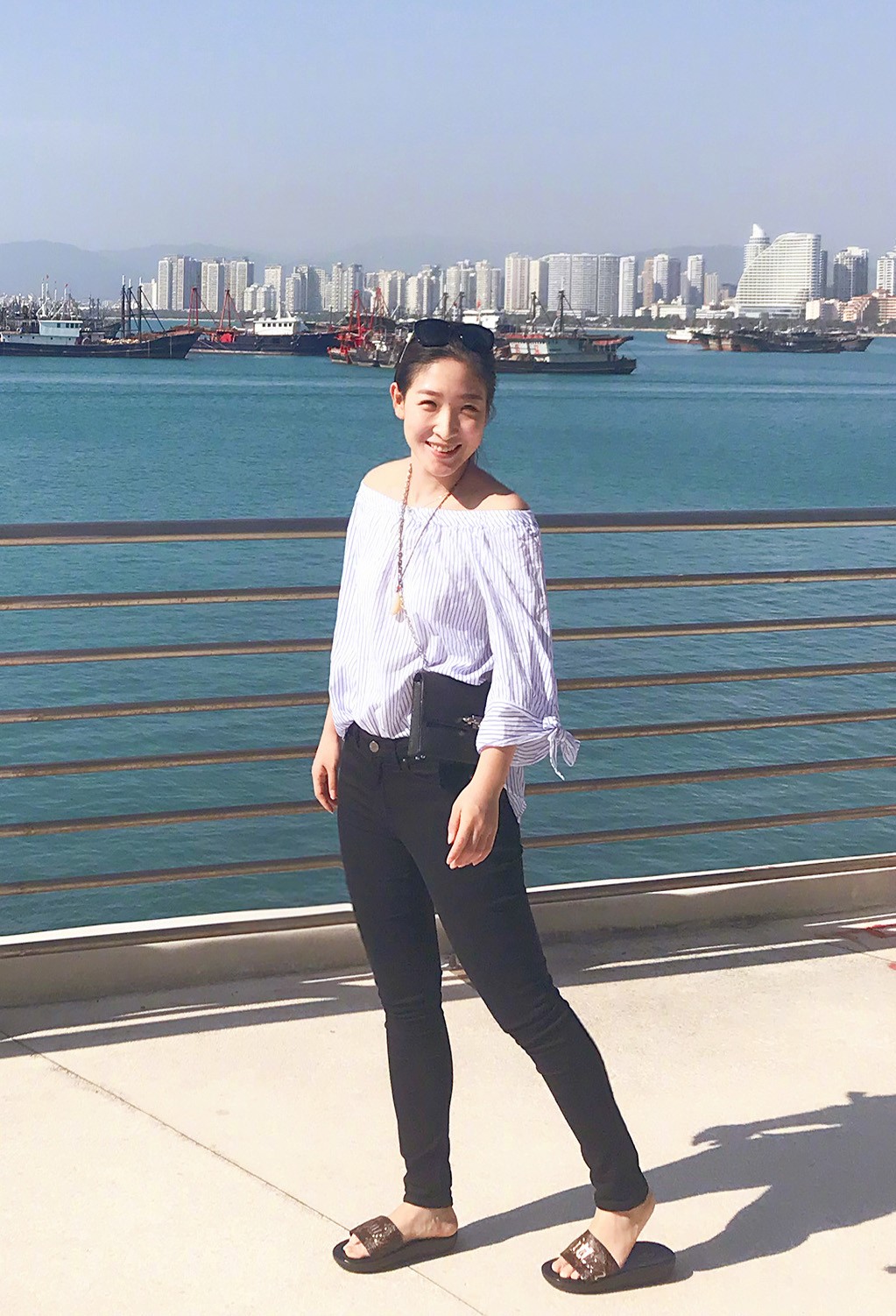 刘诗雯出街造型条纹t恤运动裤舒适时髦这样穿甜美可爱