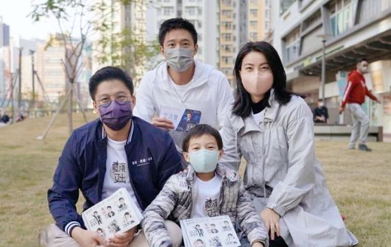 霍启刚一家人听音乐会,郭晶晶素颜出镜状态好,三个孩子乖巧懂事休闲区蓝鸢梦想 - Www.slyday.coM 霍启刚一家人听音乐会,郭晶晶素颜出镜状态好,三个孩子乖巧懂事休闲区蓝鸢梦想 - Www.slyday.coM