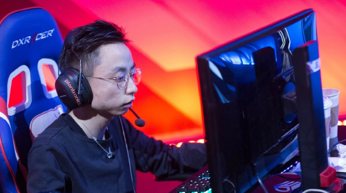 水晶哥玩无限火力,随机选到寒冰,正在得意却被德莱文