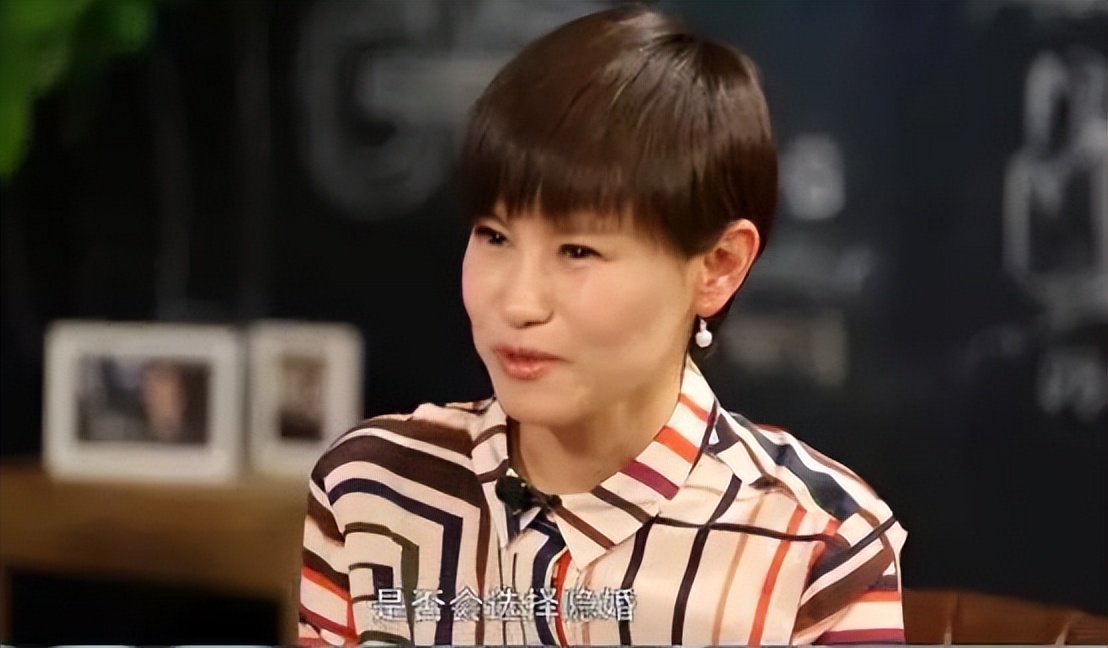 疑似钟汉良老婆探班被拍,男方雨中撑伞照顾女方,两人传秘婚多年休闲区蓝鸢梦想 - Www.slyday.coM 疑似钟汉良老婆探班被拍,男方雨中撑伞照顾女方,两人传秘婚多年休闲区蓝鸢梦想 - Www.slyday.coM